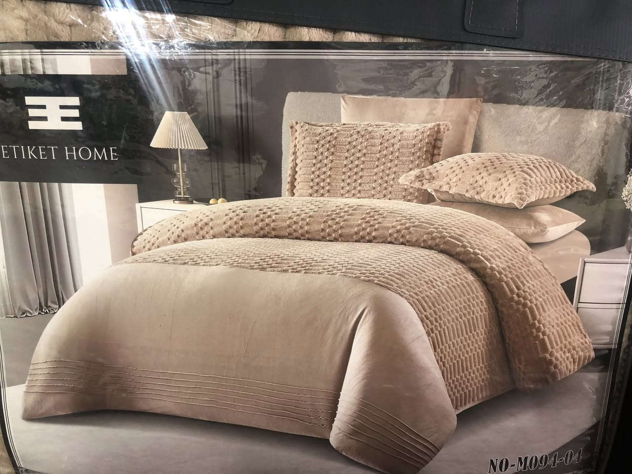 ✨ لحاف قديفة فروارنب ثقيل – كينك سايز ✨

طقم فاخر ودافي جداً، خامة قديفة فرو ناعمة وثقيلة، مثالي لأجواء الشتاء، ويجي كامل متكامل 👌

محتويات الطقم (6 قطع):
 • 1️⃣ لحاف:260 × 240 سم
 • 1️⃣ شرشف مطاط (فِتِد): 180 × 200 + 30 سم
 • 2️⃣ وجه مخدة بحافة: 50 × 70 + 5 سم
 • 2️⃣ وجه مخدة سادة: 50 × 70 سم 
السعر 115الف توصيل مجانًا كافة محافظات العراق 
العنوان النجف الاشرف شارع سلام جامعة مجاور مدارس بانيقيا 
***********يوجد واتساب
