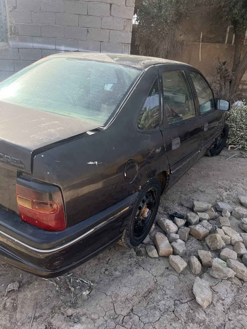 السلام عليكم للبيع فكترا 1600 رقم بغداد انكليزي  بـ اسمي تحويل ثاني يوم  السعر 26 وبيها مجال بسيط           مكاني بابل_الحله _ الهاتف ***********
