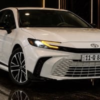 كامري 2025 XLE ابيض صدفي هايبرد ماشية 3 الف فقط  قبغ جنطة مبدل بنيد مب...