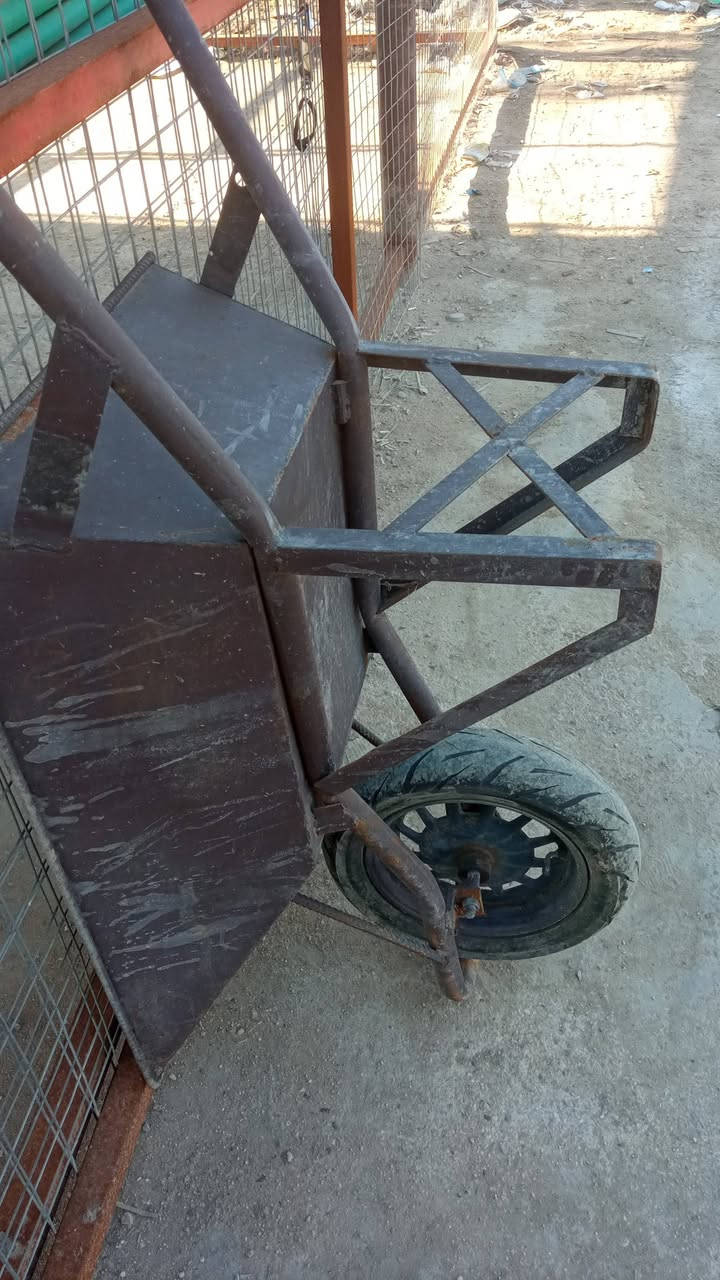 سلام عليكم غراض انشائيه جمله العدد الموجود 10تالاف قطعه سعر القطعه 600دينار العنوان القاسم موجود واتساب ***********
