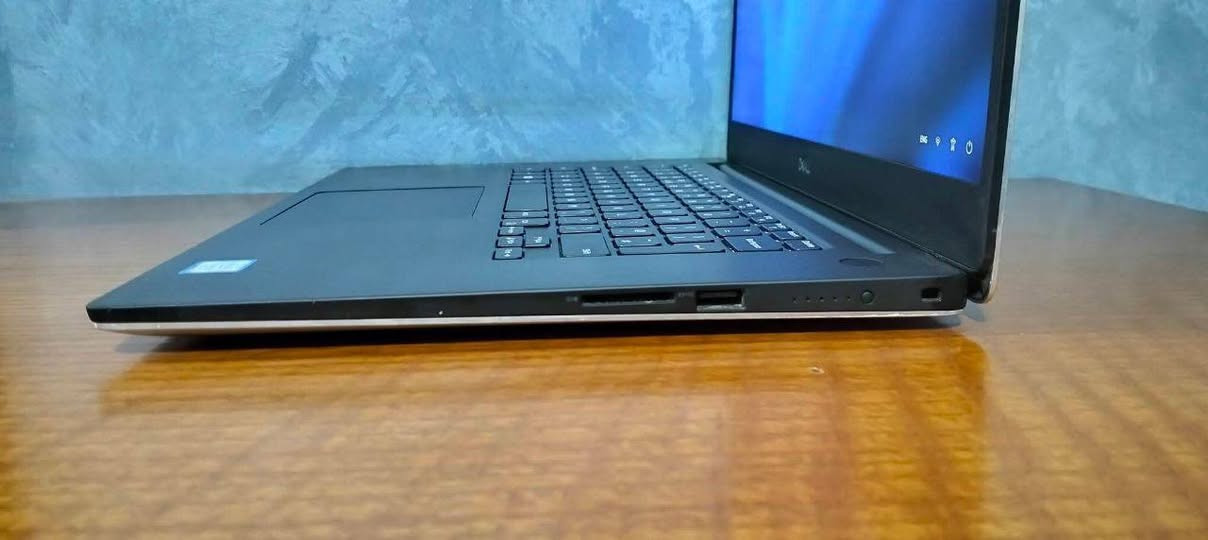 ✨ Dell XPS 15 7590 ✨
من الأجهزة المميزة اللي بتجمع بين الأداء القوي والشكل الأنيق وجودة الشاشة العالية، مناسب للمصممين وصناع المحتوى وكل شخص محتاج جهاز يعتمد عليه.

━━━━━━━━━━━━━━━━━━━━━━

🔹 Intel Core i5-9400H
4 Cores / 8 Threads

🔹 RAM 16GB DDR4

🔹 NVMe SSD 256GB

🔹 شاشة 15.6 بوصة Full HD IPS
ألوان ممتازة وتغطية لونية عالية مناسبة للتصميم وتعديل الصور والفيديو.

━━━━━━━━━━━━━━━━━━━━━━

🎨 كارت الشاشة

NVIDIA GTX 1650 4GB GDDR6
+
Intel UHD Graphics

يدعم برامج التصميم والمونتاج والجرافيك بشكل ممتاز، بالإضافة إلى تشغيل العديد من الألعاب بكفاءة جيدة.

━━━━━━━━━━━━━━━━━━━━━━

⭐ مميزات الجهاز

✔ كيبورد بإضاءة خلفية
✔ شاحن أصلي 130 وات
✔ خامات تصنيع قوية وفئة أعمال راقية
✔ تصميم نحيف وشاشة InfinityEdge مميزة
✔ ويندوز برو أصلي جاهز للاستخدام

━━━━━━━━━━━━━━━━━━━━━━

🔋 البطارية الأصلية
الحالة 75%

📦 الجهاز جاهز للاستخدام مباشرة

🛡️ ضمان شهر
🔄 15 يوم استبدال
🚚 شحن لجميع المحافظات

📩 للاستفسار والحجز التواصل خاص.

🔥 جهاز مناسب للتصميم والمونتاج والشغل الاحترافي مع جودة تصنيع معروفة من سلسلة XPS 🔥


**إذا كنت صاحب هذا الإعلان وتريد حذفه لأي سبب، رجاءا أرسل رسالة إلى الدعم الفني**