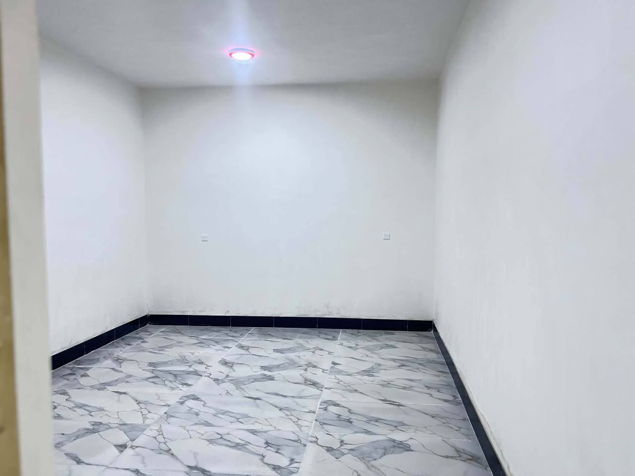 بيت طابو زراعي سند ٢٥ مساحتة ٢٠٠م مقابل ملعب هشام من جهه الطابو معاملة تطويب بالبلدية بناء بلوك وسكف صب يحتوي ع غرفتين نوم وصالة واستقبال ومطبخ البيت جاهز من اي نقص 
للاستفسار ***********/***********
او مراجعة مكتب أمتار للعقار
