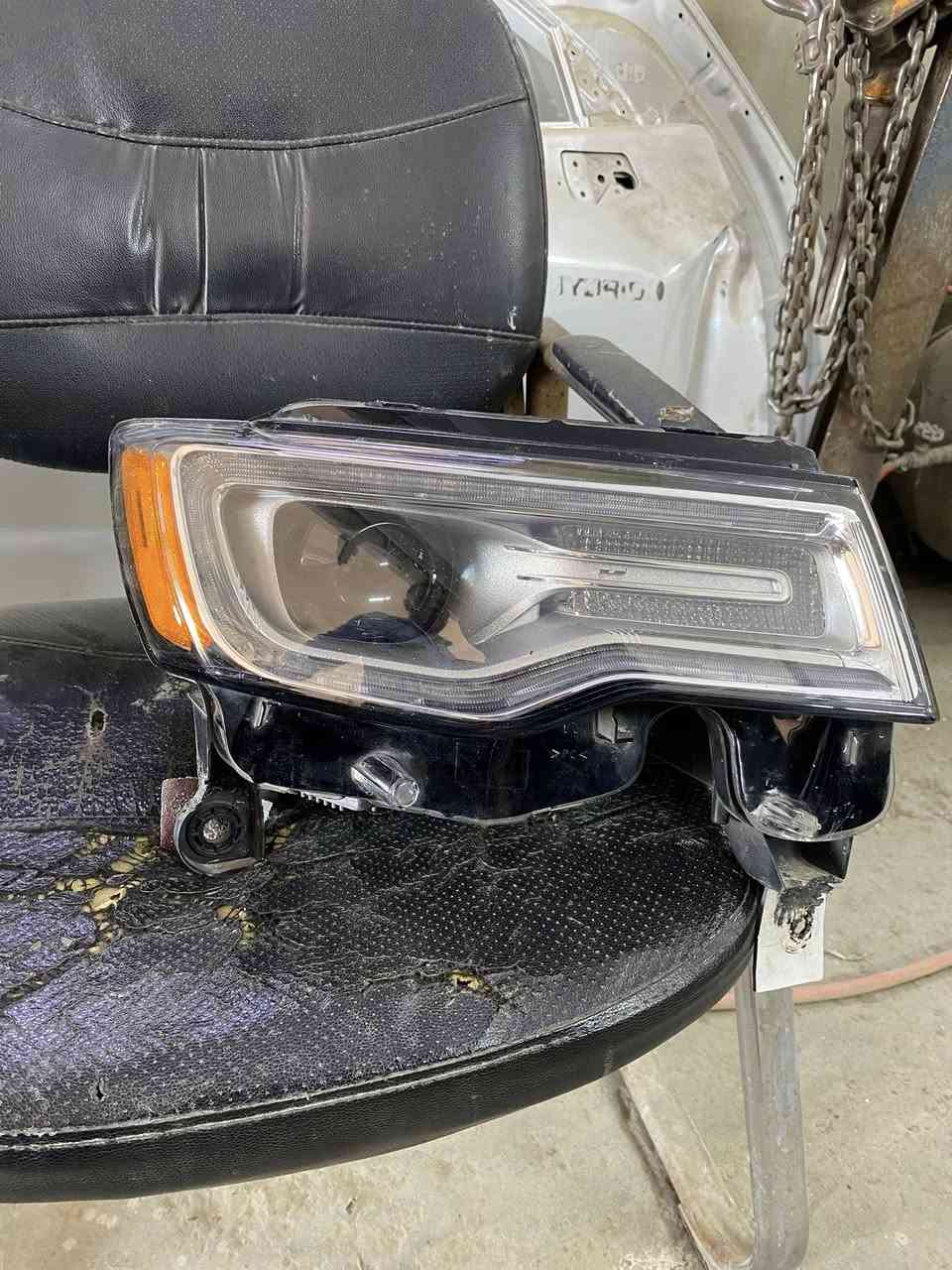 سلام عليكم 
لايت صفحه اليمنه للبيع موديل 2016/2017/2018ضرر بسيط ومصلح بلضهر مال لايت موضح بلفديو السعر250 الف بي مجال بسيط  مكان بغداد الحريه   للاستفسار***********
