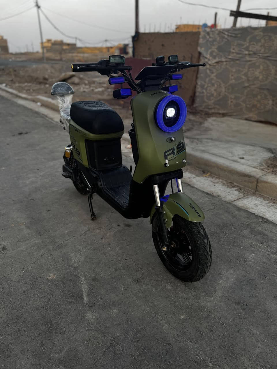 سلام عليكم دراجه شحن R9 بعده جديده صارله اشهر من طالعه من لوكيل سعر 500وبيه مجال  رقم***********
