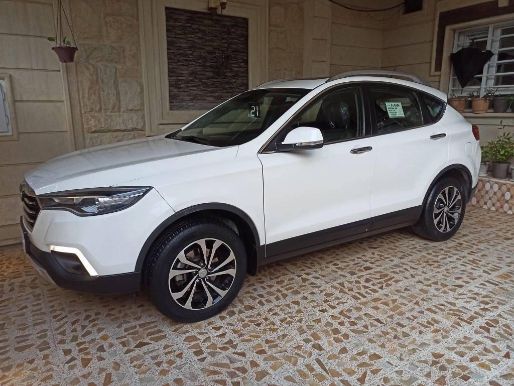 سيارة X80 Faw بيستون صيني المنشأ بامتياز Suv
شركة المجرة.
مواصفات 1/1
باقي عليها سنة اقساط للمصرف استقطاع الكتروني (ماستر كارد)  رقم بغداد الماني صاحبها الشرعي  بالموصل وكالة عامة من صاحبها الشرعي موظف . 
موديل 2021
سعة المحرك 2000 دوش 
كير أوتو 6نمرات
ماشية 90 الف
مكيف ديجيتال لمس.
نظام مراقبة حرارة الخارج
مرايات  شفط كهربائية تحتوي اضواء إشارة.
مقاعد كهربائية جلد.
مقاعد تدفئة.
تحكمات مقود جهتين
مثبت سرعة.
شاشة لمس 11 بوصة.
بصمة تشغيل داخلية 
بصمات خارجية للابواب.
فتحة سقف بانوراما.
نظام فرامل دسكات امامي خلفي.
نظام توزيع قوة الكبحABS.
حزمة الثباتEBD.
تقنية ESP +TCS الإلكتروني
وسائد هوائية عدد 2.
كاميرا خلفية دوارة.
حساسات امامية خلفية.
مانع سرقة.
نظام  TPMS لقراءة هواء الإطارات.
سايد بريك بصمة.
ويل كروم.
لدات زينون وكشاف ضباب .
8 مكبرات صوتية عالية الدقة .
كومبيوتر رحلات.
سيارة كلش راقية وبكفالة عامة مع كافة الضمانات ... السعر النهائي 100 للاستفسار *********** موصل, نينوى
