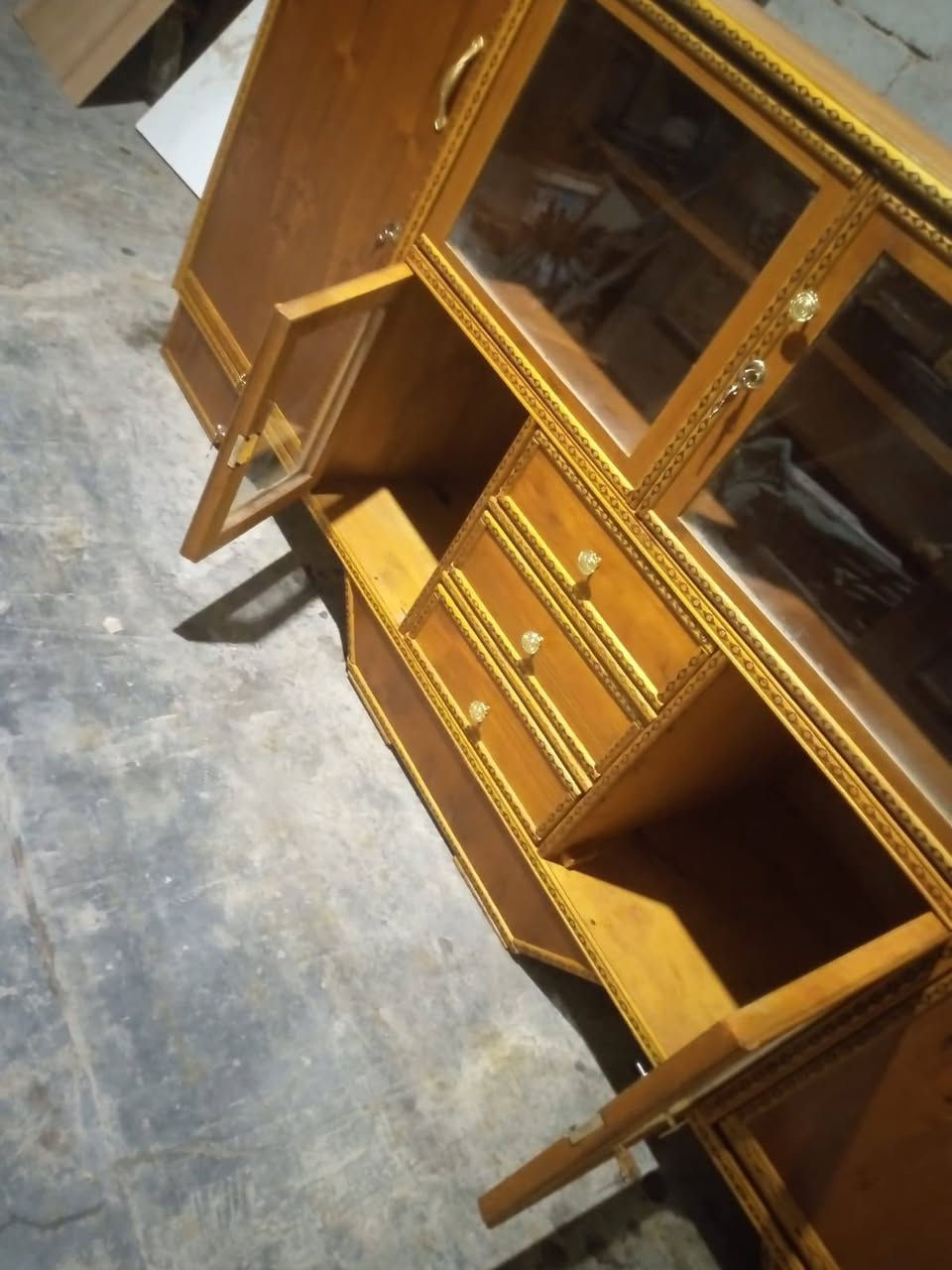 بوفيه مترتين ونص تسكام متعوب عليه اخت جديده نضافه شكل انته تقيم سعر مع توصيل ٢٠٠ عنواني حي عامل منطقه ثانيه رقمي ***********
