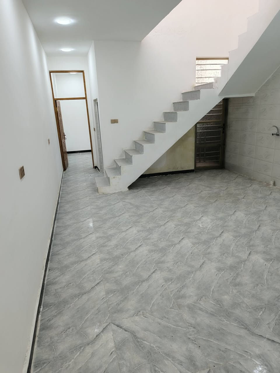 سلام عليكم بيت في حي الحكيم
نزله التمايمه قريب على الشارع العام مساحه 100 متر 
الوجه ٥ والنزال ٢٠ البيت مرقم بلديه بناء ٢٠٢٥
عرض الشارع ٢٠ يحتوي البيت على غرفه وصاله ومطبخ واستقبال ومجموعه صحيات داخليه وخارجيه للاستفسار
اتصال على الرقم ***********
