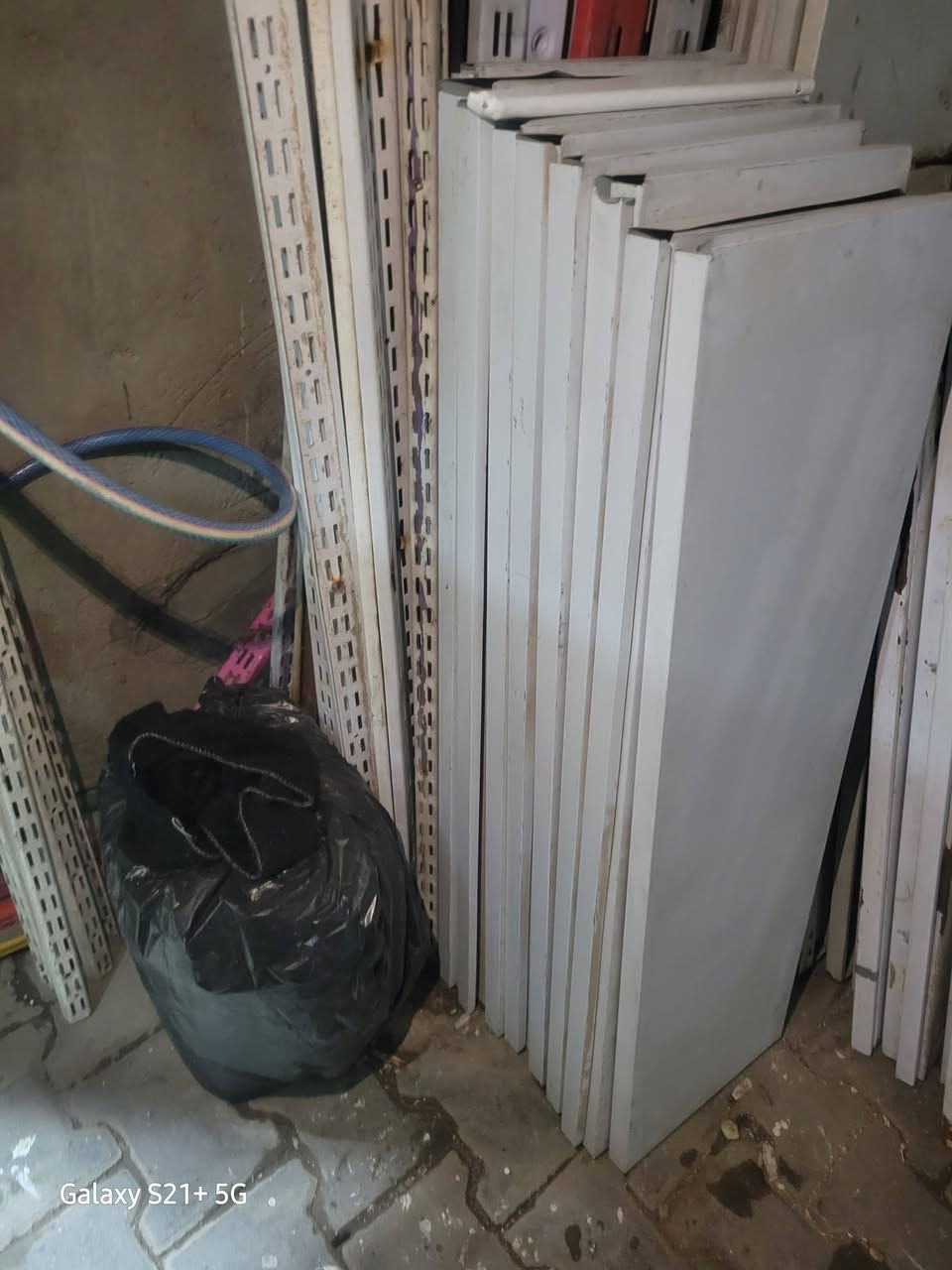 سلام عليكم رفوف للبيع العدد ١٠٠ رف مع سجج وحمالات مكاني بغداد الإسكان السعر عل خاص او اتصل ***********
