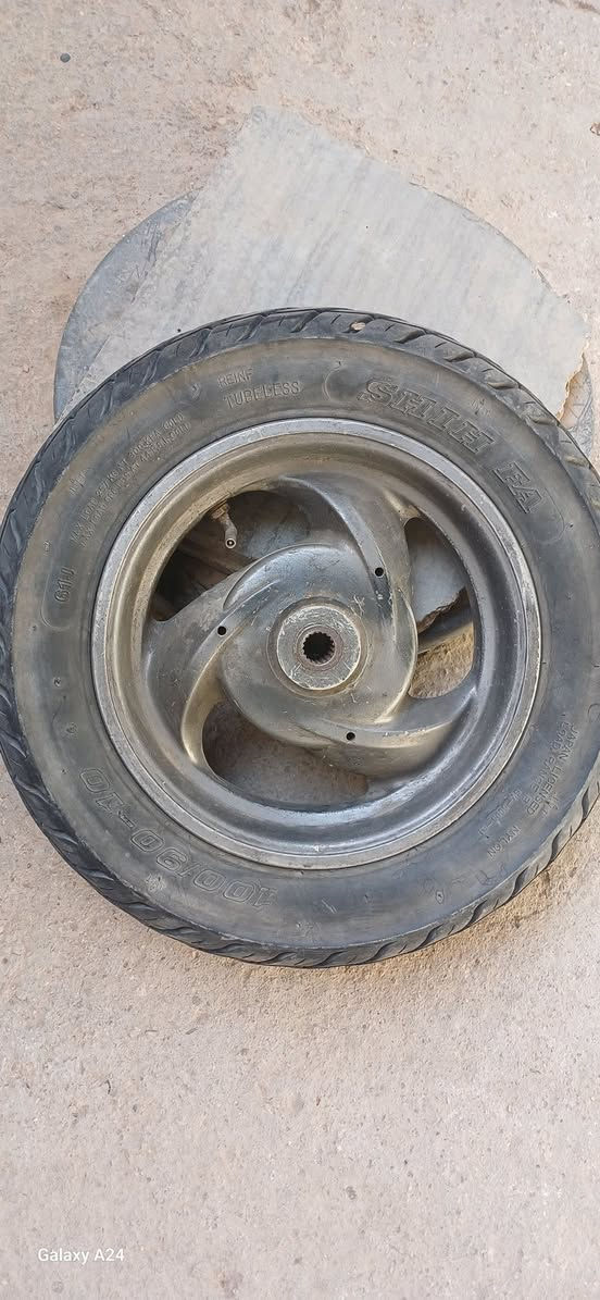 ويل خلفي مال بريز ١٤٠ مع  التاير  نضف السعر ٢٠ الف المكان الشعله الاتصال *********** بيه واتساب فقط
