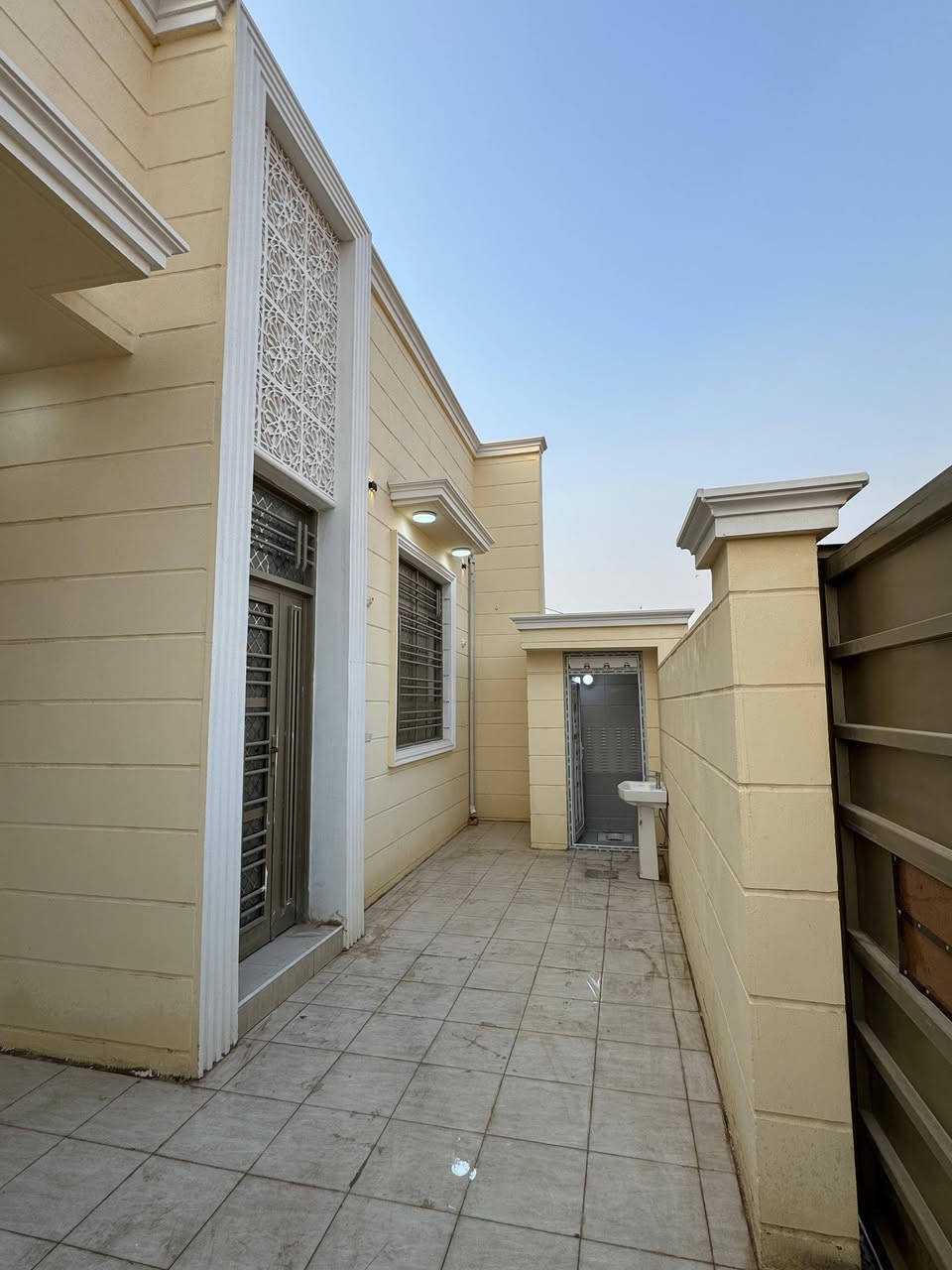 يالله عرض اليوم 🔥
دار 200متر غير مسكون سابقآ  طابو زراعي سند 25تحويل مباشر للمشتري  
غرفتين نوم +صاله +مجمع صحيات +كلدور +كراج سياره وصحيات خارجيه
مثل ماموضح بل صور
العنوان📍
حله شارع 80قرب عميد قيس 
خدمات كامله مجاري ماء كهرباء وتبليط قريب 
للاستفسار أكثّر زياره 
عقارات سلام
***********
***********
