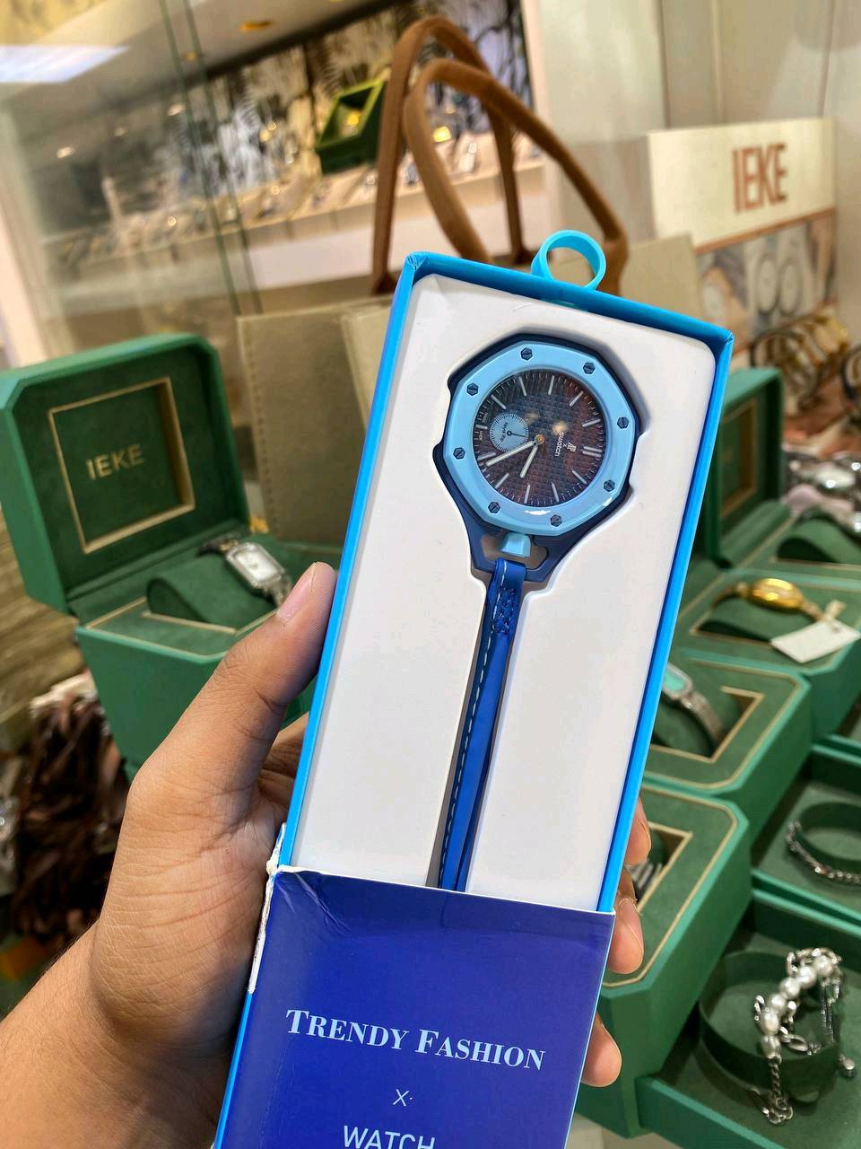 وصول موديلات AP-Swatch 
Royal Pop ✨⌚
تصاميم عصرية وألوان جذابة تناسب جميع الأذواق.🟠😍✅
✅ مكينة كوارتز دقيقة. 💎✅ 
سير سيليكون مرن ومريح. 👍✅
 خفيفة الوزن ومناسبة للاستخدام اليومي.😍✅
 يمكن ارتداؤها أو استخدامها كإكسسوار للحقيبة أو الميدالية. 👜🎒✅
منين موقعك بالعراق بالضبط حتى أضيفه بالاعلان، واذا عندك توصيل لأي محافظة شكد سعره؟: 
بغداد توصيل جميع المحافظات 5 
الساعة بيها صندوقها الأصلي وكل الملحقات لو بس الساعة والسير؟: 
نعم 
الألوان المتوفرة حالياً شنو، وهل أكو أكثر من قطعة من نفس اللون لو الكمية محدودة؟: 
اخضر وابيض واسود وازرق و وردي
