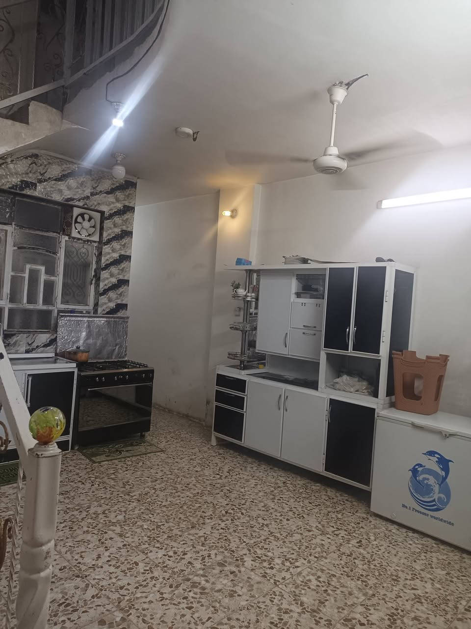 دار للبيع مساحه 100 متر سبع قصور شارع أبو احمد طابق ونص الفرع عرضه 10 البيت واجه 5 ونزال 20  الطابق الثاني صاله وغرفة نوم سويت ***********

