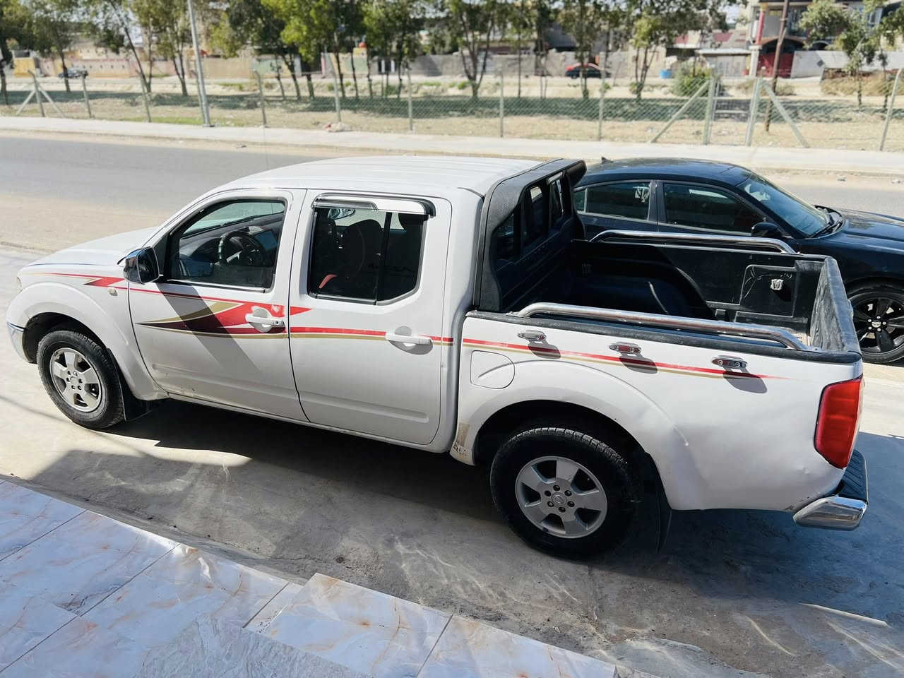 السلام عليكم
نيفارا موديل 2009 
كير ومكينه ففي تي ( محور ) 
VVT  
بصمة 
تشغيل عن بعد 
كير ومكينه مكفولات 
تبريد نقص غاز 
داخل نضيف 110‎%‎ 
تخم تاير 
حدادية 
بيها بارد فقط مكفوله لغود وشواصي ودواخل 
رقم اربيل باسمي تريد تحويل تريد وكاله 
مكاني بابل سدة الهندية 
***********
