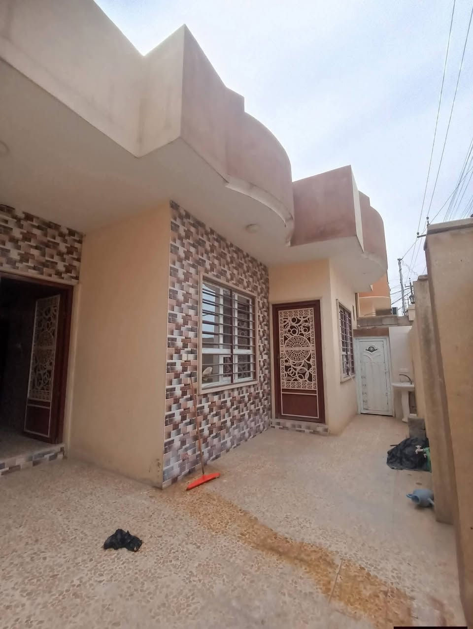 🏡 دار للبيع – السماح / الأساتذة
✨ بناء حديث 2021
📐 المساحة: 100 م²
📏 الواجهة: 10 م
🏠 طابق واحد
🔹 يتكوّن من:
• غرفتين نوم
• هول مريح
• مطبخ
• صحيّات
دار عملي وحديث، مناسب للسكن العائلي وبمنطقة هادئة 🌿
📞 للاستفسار والاتصال:
***********
***********
📍 أو زيارة مكتبنا:
حي السماح سايدين الاركان مجاور جامع طه
