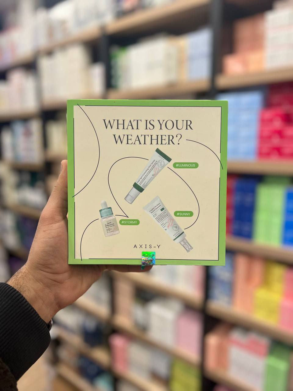 بكج المجموعة باسم AXIS-Y What Is Your Weather Beauty Box، 🌿

وهي مجموعة كورية للعناية بالبشرة مصممة لمعالجة التصبغات والبقع وحب الشباب مع توفير الحماية من أشعة الشمس. 🌿

تتضمن المجموعة ثلاثة منتجات أساسية من العلامة التجارية Axis-Y: 
سيروم مصحح للبقع الداكنة (50 مل): يحتوي على 5% من النياسيناميد والسكوالين النباتي لتفتيح البشرة وتوحيد لونها وترطيبها.🌿💚

علاج البثور "سبوت ذا ديفرنس" (15 مل): مخصص لعلاج الشوائب والحبوب، ويحتوي على مكونات مهدئة مثل 4-تيربينول وكبسولات السيراميد للمساعدة في استعادة حاجز الجلد.💚🌿

واقي الشمس : واقي شمس فيزيائي خفيف الوزن يحمي من الأشعة فوق البنفسجية ويناسب جميع أنواع البشرة، خاصة الحساسة والمعرضة لحب الشباب. 💚🌿

🌿 النياسيناميد يصحح البقع الداكنة ويحسن مظهر المسام.
🌿السكوالين: يحبس الرطوبة في البشرة للحفاظ على نضارتها.
🌿عشبة الشيح: تعمل على تلطيف البشرة وتهدئة الاحمرار.


**إذا كنت صاحب هذا الإعلان وتريد حذفه لأي سبب، رجاءا أرسل رسالة إلى الدعم الفني**