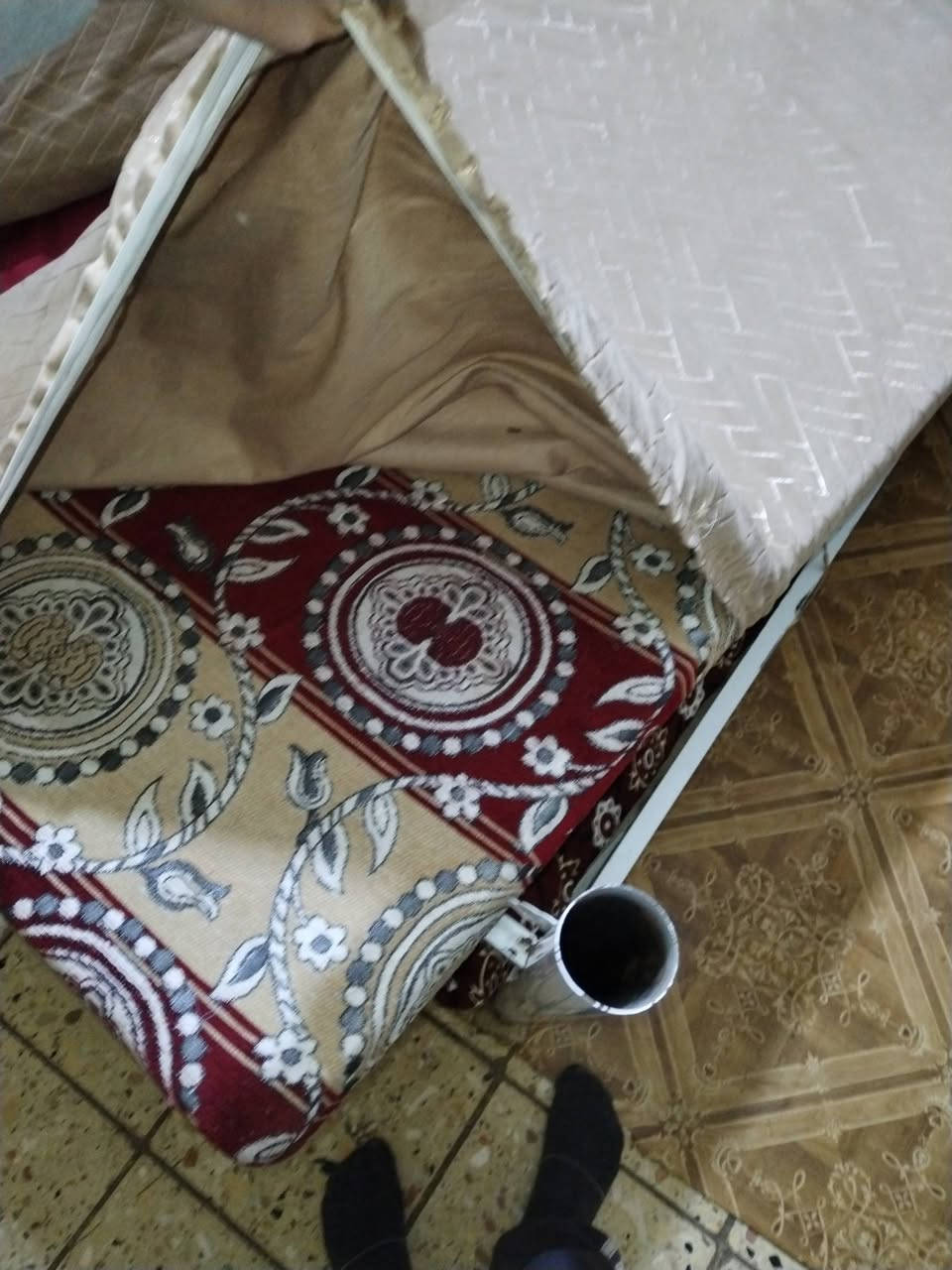 كعدة عربية للبيع وياهن تلبيسة لارضيات 5 الطول مترتين   االتجيات العضهر 9 زواية 2 التكيات عدد 6 السعر 200 وبيهن مجال العنوان البصرة دور المحاربين الرقم ***********
