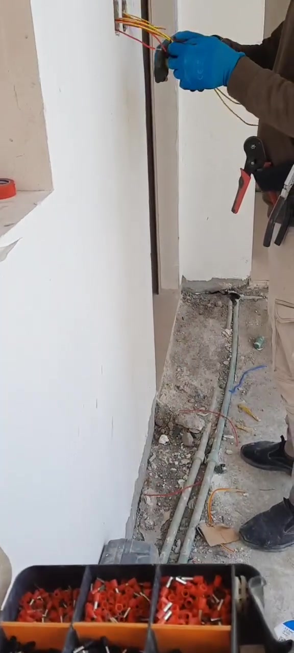 بسم الله الرحمن الرحيم

على بركة الله هذهِ من اعمالي الكهربائية لاحد البيوت في منطقة شارع فلسطين وقد تم استخدام . 
  نظام تاسيس البوري والبيت مؤرث مع انارة بروفايل وسبورت لات وانارة مخفية ودرج بيانو واستخدام البوتلس في ربط السويچات والبيت مجهز بكامرات وحاكية  وانترنت نرجوا ان تنال اعجابكم. 

ملاحظاتكم ارائكم بالعمل بالعمل
علي راضي الحلفي ***********
