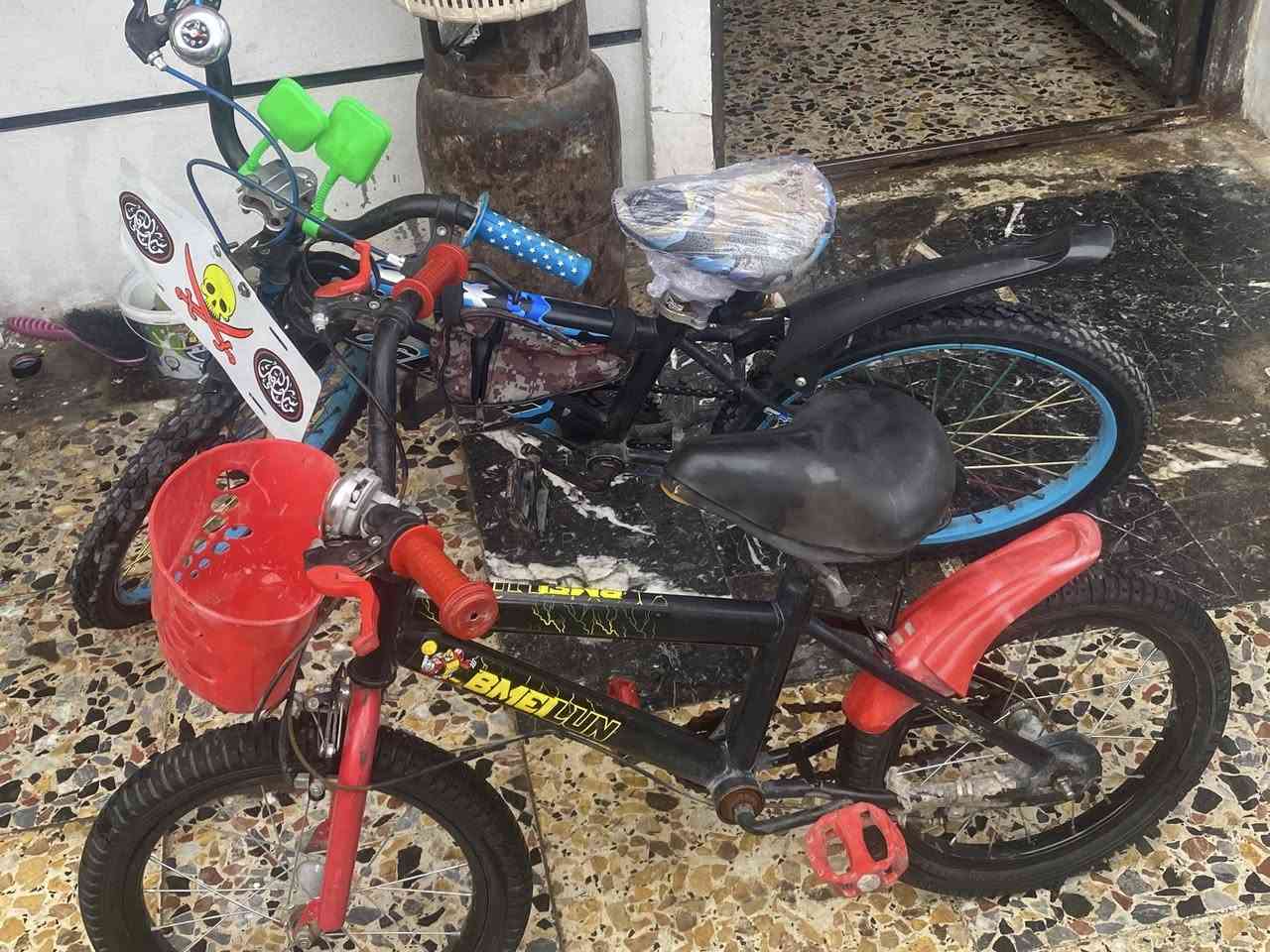 سلام عليكم بايسكلات للبيع مكاني بغداد الدوره وهذا رقمي السعر الواحد ب٣٥   إذا ثنينهن ب٦٠ قفل واحد حجم ٢٠ والثاني حجم ١٦/***********
