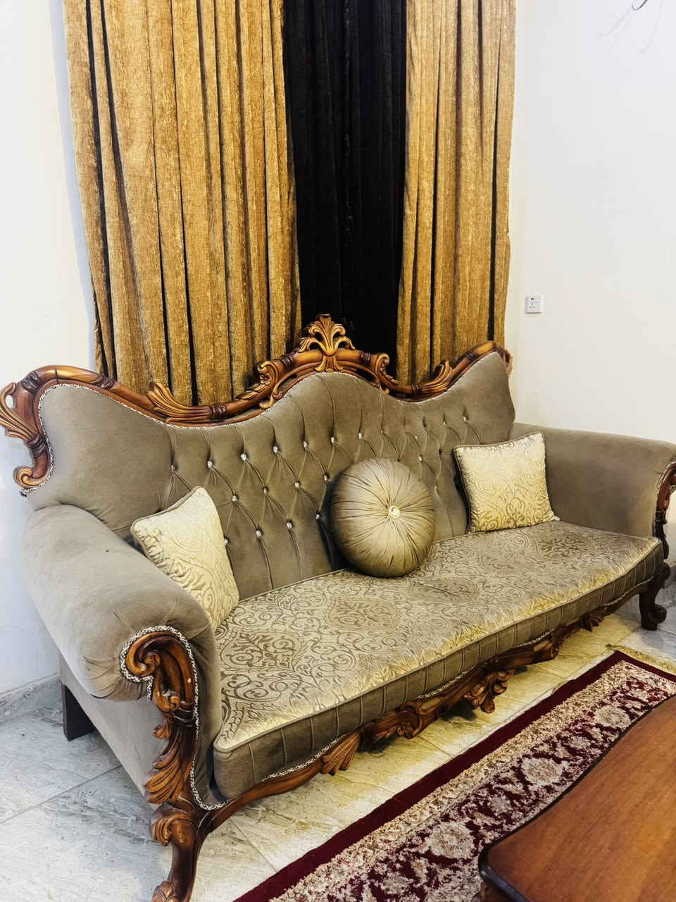 تخم رئاسي ١٠ مقاعد السعر ٩٥٠ للاستفسار ***********
