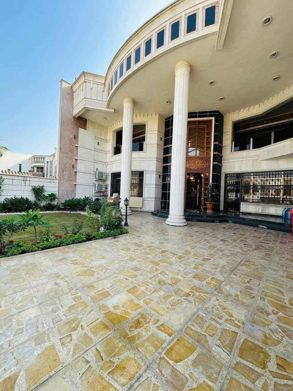 عقارات-الخضراء - نسعى - دومآ- نحو- الافضل 

#اعلان رقم ((1046))

#دار للبيع في السيدية مربع الاقتصاديين قرب شارع التجاري موقع جدآ راقي مميز

# (سند مستقل) المساحه 500 متر واجهه 12.50م

#المحتويات :الطابق الاول: كراج وحديقه وصاله ومطبخ حار بارد وهول داخلي كبير وغرفه نوم وخدمات عدد2 وحديقه خلفيه وشلال داخل الحديقه 
الطابق الثاني: اربع غرف نوم وهول داخلي كبير وغرفه غسيل وخدمات عدد2
الطابق الثالث:بيتونه كبير 

بناء فول درجه اولى واجهه مرمر ارضيه بورسلين اسباني ديكورات الدار بلكامل بناء متعوب عليه

#السعر :اكتب رقم. ((1))

# للأ ستفسار 
مراسلة الصفحة على # الفيس بوك 
عقارات -الخضراء - في السيدية
# او الاتصال على الرقم
☎️***********☎️ 
#او مراجعة مكتب الخضراء 
في السيدية شارع العلوة مقابل قاعه ريتاج للمناسبات
