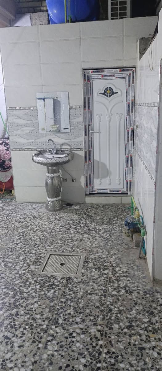 السلام عليكم 
دار زراعي للبيع المساحة ١١٧م يحتوي الطابق الأرضي على إستقبال وصالة كبيرة وغرفة نوم ومخزن كبير وملحقات ونفس البناء والتصميم في الطابق الثاني.الموقع خلف مطعم حيدر ابو الشربت. السعر ١٥٠ 
للاستفسار  *********** متوفر واتساب
