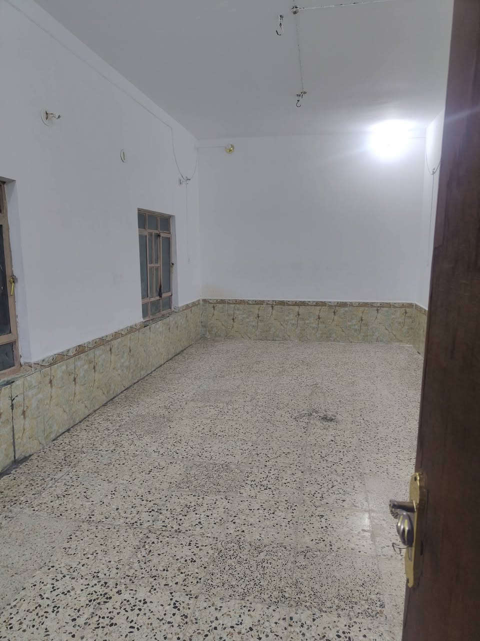 بيت لليجار حي المهندسين قرب مدينت ألعاب ثلاث اغرف صاله استقبال صحيات 250متر***********

