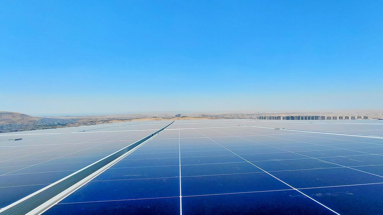 🚨 خطوة جديدة تعكس ثقة عملائنا واستمرار نجاح مشاريع روژ للطاقة الشمسية في #دهوك. ☀️⚡
📍 #دهوك منزل دكتور شيرزات 
🗓️ الاثنين 20-7-2026
✅ 80 أمبير نهاري
✅ 30  أمبير ليلي
🔧 مكونات المنظومة: ▪️  ألواح جينكو بقدرة 650–724 واط
▪️ إنفرتر Deye بقدرة 18 KW
▪️ بطارية ليثيوم Deye سعة 16 KW (عدد 1)
▪️ ضمان الألواح 15 سنة
▪️ ضمان الإنفرتر والبطارية 5 سنوات
✨ طاقة مستقرة... توفير أكبر... واعتمادية تدوم لسنوات.
📞 للحجز والاستفسار:
👷‍♂️ م. قيدار
*********** – ***********
👤 سلام سلو
*********** – ***********
#روژ_للطاقة_الشمسية
#طاقة_شمسية
#SolarEnergy
#SolarPower
#Deye
#JinkoSolar
#الطاقة_المتجددة
#الموصل
#اربيل
#دهوك
#بعشيقة
#بحزاني
#العراق
#استقلال_الطاقة
#الطاقة_النظيفة
#قرية_الإيطالية
