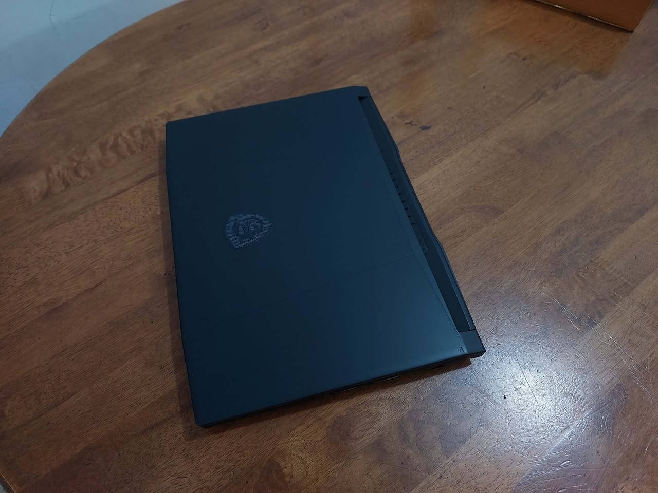 السلام عليكم ... عملاق المونتاج والبرامج الهندسية القوية والتصميم والالعاب من MSI   ....كرت شاشة قوي جدا  خارجي منفصل من نيفيدا   RTX5070   ...... معالج جيل 14 فئة H كور اي 7 من اقوى فئات المعالجات .... رام حجم   16   كيكا نوع DDR5 بتردد عالي جدا 5600  ...شاشة حجم 15.6 دقة  2K ( ضعف دقة ال FUL HD) بتردد 165 هرتز نوع IPS الوانها طبيعية مشبعة.......`ذاكرة خزن ضخمة تيرا 1000 كيكا  ..كيبورد  RGB ملون تكدر تتحكم بالوانه ...اللابتوب جديد ما مستخدم ميفرق عن الي بالكارتون بشي وسعرة جدا مناسب بالنسبة لمواصفاته  .. للاستفسار  ***********  او  *********** (واتس )
