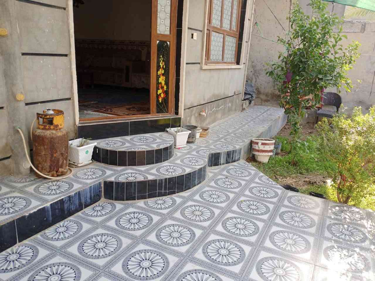 منزل لبيع بهرز الدواسر شارع الدفاعي مساحة 180يتكون من استقبال 7متر مطبخ 4/4 صاله 3/4غرفه نوم 5/4
طرمه صحيات داخليه وخارجيه وحديقه 
جميع الخدمات تبليط مجاري 
السعر 68وبيه مجال للاستفسار الاتصال على هذا الرقم ‏‪***********‬‏
