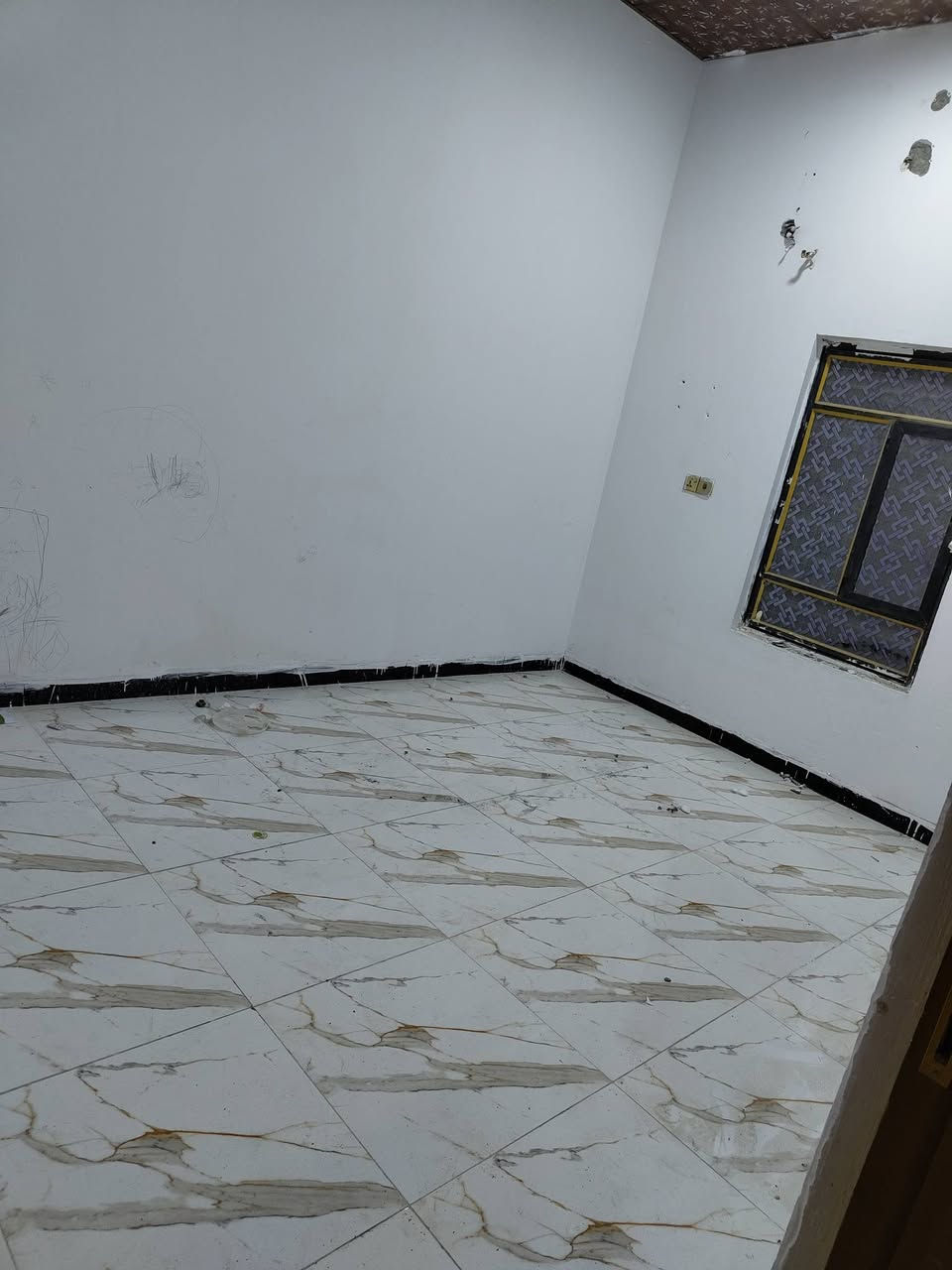 السلام عليكم بيت جاهز للبيع الموقع الجزيره شارع الصقر في البدايه مساحه 100 متر
شارع تبليط 10 متر موقع مميز يقع على شارعين عامات شارع اليوبه والغبي يحتوي على 3 غرف نوم مع صاله مع مطبخ مع ديوانيه حمامات داخليه وخارجي بناء حديث سطح ايزوكام بيت جاهز ماطور كيزر كهربائيات وغيرها البيت طابو صرف زراعي بأسم عراقي ساكنين بنفس المنطقه 
السعر 63 وبي مجال للشراي 
الاتصال على الرقم    ***********
