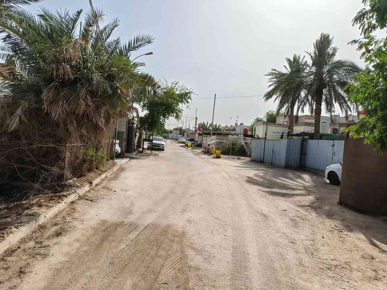عرصه للبيع مساحته ١٠٠  مربع 10في 10 خلف الشارع التجاري بالسادين وفاء هندية للاستفسار مكتب بركات ام البنين *********** سعرها جدن منسب 115
