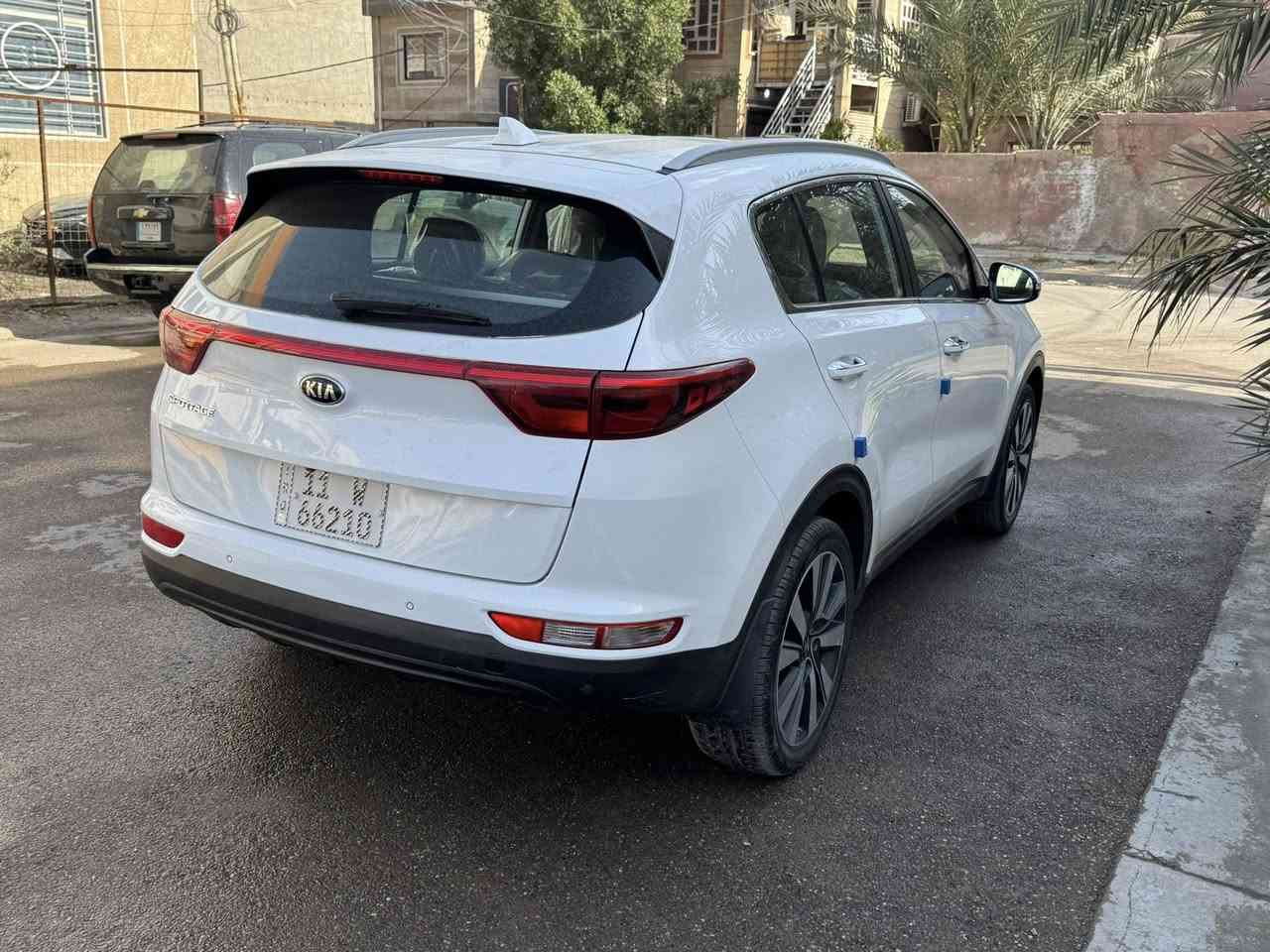 للبيع كيا سبورتاج خليجي  2017 محرك 2000 دوش بلادي بدون فتح بدون اي خلل 
كير بلادي 
مواصفات الجيتي لاين بس عدا البانوراما 
بصمة ابواب وتشغيل ومري شفط وترحيب اوتو
داخله لون حمصي جلد وخمل وكشنات الاماميه ثنينهن فول تحكم كهرباء
حساس امامي وخلفي وكامره دوراه
تبريد منفصل شاشه
سماعات ماركه JPL
سايد بريك دكمه ونضام نزول واتو هولد وضعيات قياده
لد نهاري ولايت زنون
شاحن موبايل واير لس
السياره بدون اي ضرر لاصبغ لابارد لاحالوب بدون فتح بدون تبديل كله بوضع الشركه وماشيه 89 الف كيلو وادامه كامله بدون اي نقص 
رقم بغداد انكليزي وهزه جديده باسمي وتحويل مباشر 
سعر 177 مجال بسيط 
مكاني بغداد البنوك
***********
