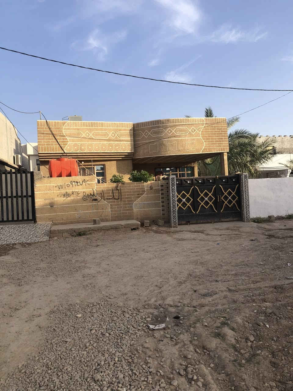 بيت البيع في حي النور قريب على ام لعضلم خلف صناعه ‏أولا 
بيت طابو زراعي سند 25 
بي غرفتين نوم وصاله وحمام و ستقبال 
معلومه غرفه فوك و غرفه جوه 
سعر البيت ٨٨وبي مجال قليل 
 بي واتساب***********
