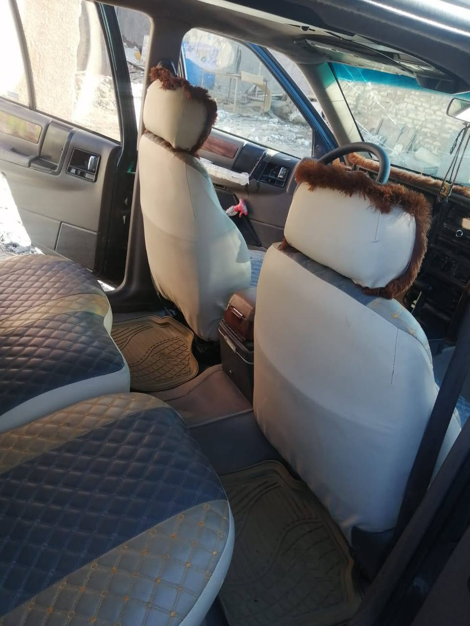 إسلام عليكم جيب شيروكي موديل ٩٤ محرك بطة ٦ سلندر كهربائيات كلها شغالة دوشة جديدة تخم  تايرات جديد كراسي كهربائية رقمها بغداد سنويه ساقطه 10ايام السعر45 أو بيها مجال السيارة بسمي او رقمها بغداد مميز الهاتف   *********** مكان السيارة بغداد حسينية الراشدية
