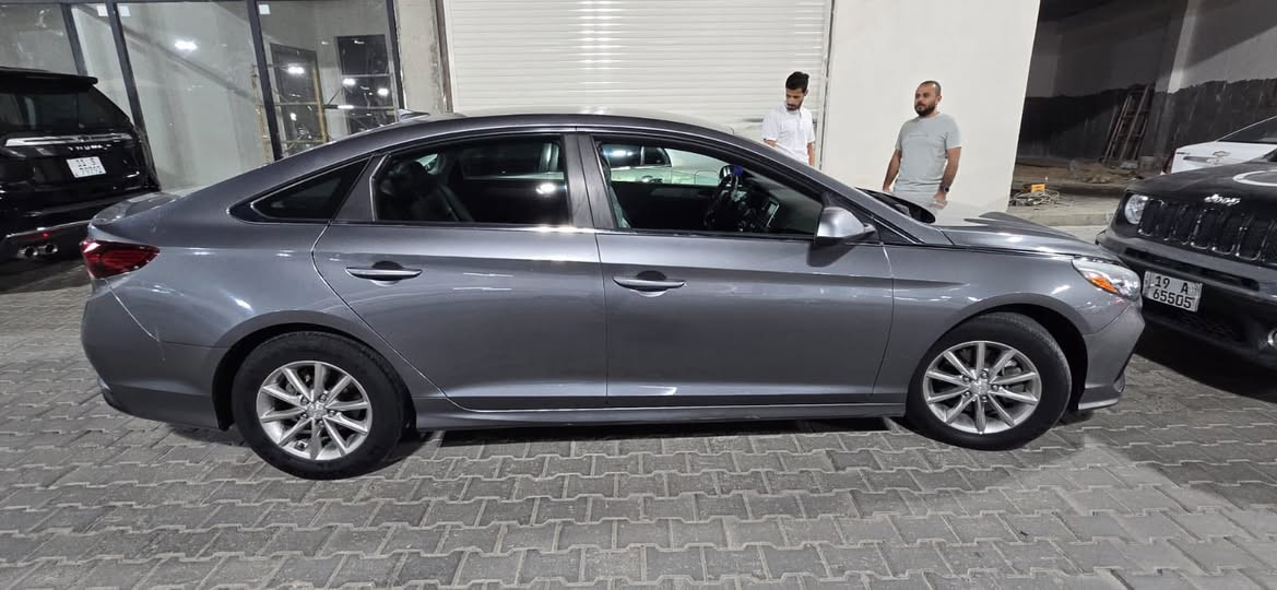 هيونداي سوناتا 2019 (وارد أمريكي) - للبيع 🚗
السيارة بحالة ممتازة جداً وجاهزة للاستخدام بدون أي مصاريف.

📌 المواصفات العامة:

 الموديل: 2019

 المحرك: 2400 CC (بحالة الوكالة)

 الممشى: 50 ألف ميل فقط

 الجير والمحرك: بحالة الوكالة (جير ومكينة كفالة)

 الحدادية والتبريد: بحالة الوكالة (ثلاجة)

🛋️ المواصفات الداخلية والأمان:

 كراسي (كشنات) جلد فاخرة ونظيفة جداً.

 نظام رادار جانبي للمساعدة في القيادة وتنبيه النقاط العمياء.

 شاشة تحكم مع كاميرا خلفية.

 تحكم ستيرن كامل.

الحادث عبارة عن بابين جهة السايق فقط، وتم تصليحهم بشكل ممتاز وبدون أي تأثير على شاصي أو لغد السيارة.

*********** للتواصل
