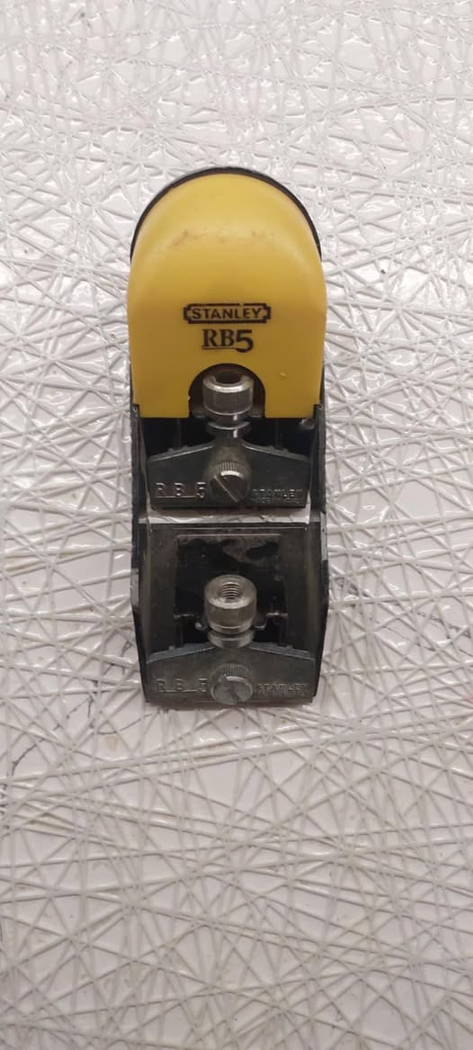 السلام عليكم عدد اصلي للبيع السعر والحجز على الواتساب او الخاص *********** يتوفر توصيل
