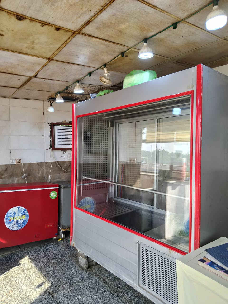 سلام عليكم براد لحم للبيع سعر مليون ونص بيه مجال قليل حي التحدي مجاور صندوق الاسكان *********** بيه وتساب
