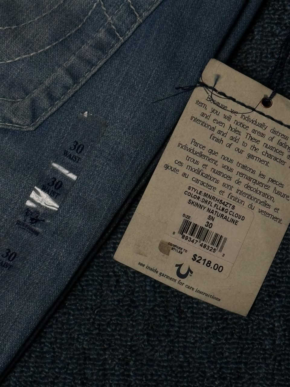 TRUE RELIGION 
جينز من الماركة الامريكية ترو ريليجين 
لون ازرق فاتح مميز 
القالب skinny 
يتميز هذا الموديل بتصميم الجيوب الخلفية التي تحتوي على طيات flaps وخياطة حدوة الحصان 
خيوط بارزه وتفاصيل كلاسيكية للعلامة 
بلد الصنع : المكسيك 
القياس : 30 
عرض الكمر : 41 سم 
الطول : 117 سم 
عرض الحجل : 15 سم 
السعر : 100 الف 
توصيل مجاني داخل بغداد وباقي محافظات العراق 🚚


**إذا كنت صاحب هذا الإعلان وتريد حذفه لأي سبب، رجاءا أرسل رسالة إلى الدعم الفني**