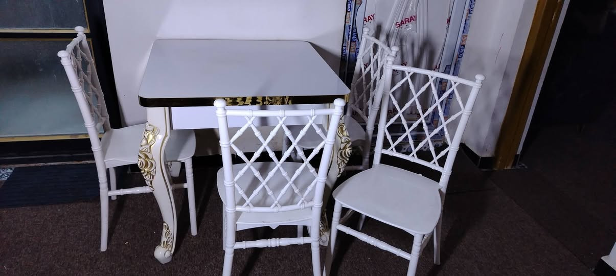 السلام عليكم
تخم ١٠ مقاعد نظيف جدا مع ميز طعام واربع كراسي وبلازمه حجم ٦٠ مقوسه إنترنت
العنوان الدوره البعيثه
مكلف بالنشر الاتصال على الرقم ***********
