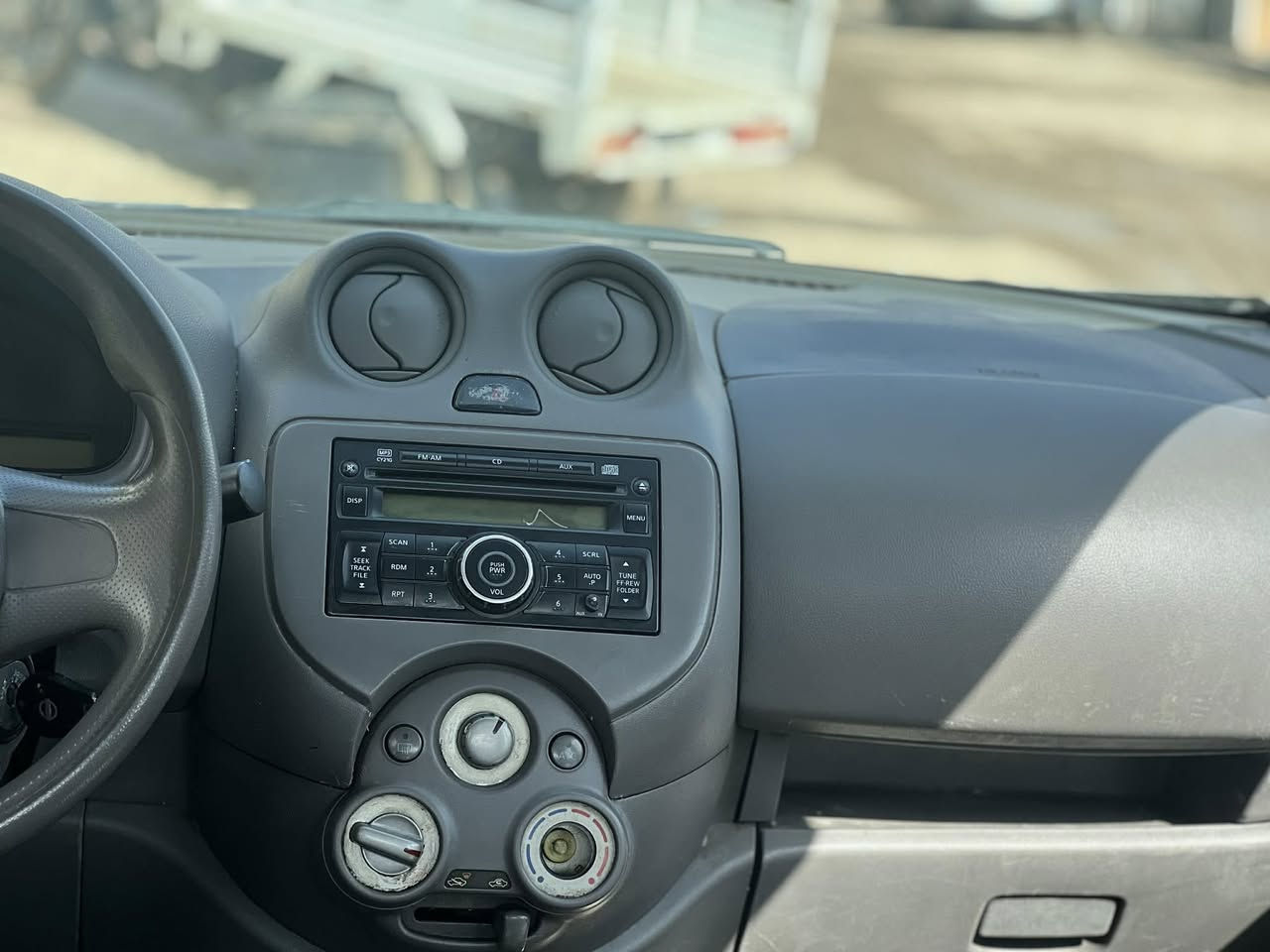 لكيشمباي ٢٠١٣
گير اوتوماتيك
مه كينه ي ١ هه فتيه كوراوه
روني گير و مكينه تازه كوراوه
سه ناوي تا ٢٠٣٠ تازه يه 
بيشتر ته كسي بوه ايستا كوريمته خوسوسي حيزام بوياخه 
وه رگه ران و ته وحويل براوه غرامه به شرت

سحر ٦٧ كلا 
ژماره ***********
وه تساب ***********
