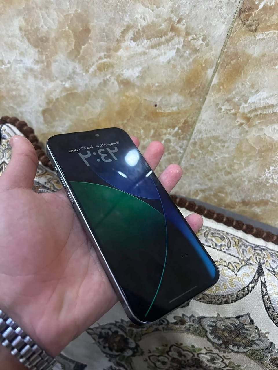 15برو ماكس 
اللون تيتانيوم 🩶 
شرق اوسط 
ذاكره 256
مبدل بطاريه 100
مبدل شاشه نوعيه حلوه والفيس ايدي شغال 
عنواني البصره القبله 
لسعر 650
***********
