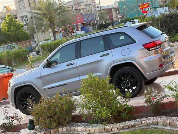 السلام عليكم 
مر خصة الادمن المحترم 
جيب جراند شيروكي بلاك توب موديل 20 رقم بغداد الانگليزي سنويه مجدده لل 2030 وارد امريكي بيها صبغ الجامرلغ الايسر ونص الباب فقط ايرباك دشبول وراجع سيستم بلادي ماشيه 74  حجم المحرك 3600 منضومة غاز  وتشتغل عالبانزين العادي ومراوح عالثمانين تشتغل 
المواصفات 
شاشه كبيره 
حساسات خلفيه 
توقف ذاتي
كشنات وستيرن تدفئه 
داخل لونين 
سياره جديده بعدها بوضع الشركه بدون اي نقص 
السعر المطلوب 248 وبيها مجال 
للاستفسار اكثر اتصال ***********
