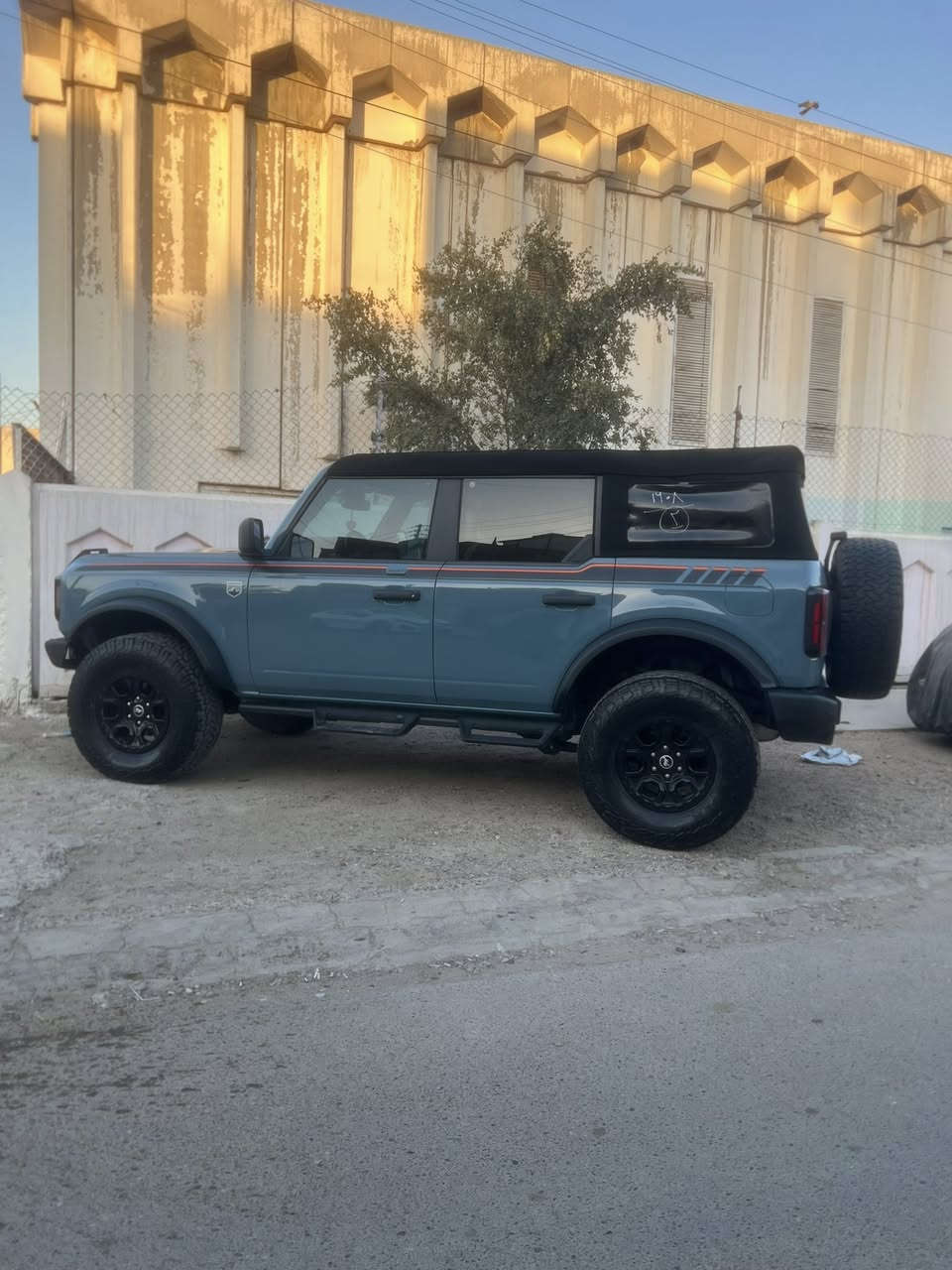 سلام عليكم
فورد رابتر برونكو 
موديل 2023 
العداد 15 mil
اللون مميز 
اوف رود 
الموصفات 
3 دكم 
قياده ذاتي بالستيرن 
دوران محيطي بالاماكن الضيقه تفر نفسه بمكانهه 
اطفاء ذاتي اثناء التوقف 
استشعار الاصتدام توقف ذاتي 
3 وضعيات قياده طرق عاديه 
3 وضعيات قياده بريه وعره 
فورويل ثكيل + فورويل خفيف
اوتو لايت حتى العالي اوتو يستشعر الاماكن المضلمه تلقائي
6 مخارج شاغره للاضافات الخارجيه (كشافات/اناره /اي شي )
حساسات خلفيه+ كامره استشعار 
استشعار محيطي للسياره 
كشنات تدفئه +جلد لونين 
داخل لونين اسود + جكليتي 
تضليل جام جديد بي سنه 80‎%‎ 
هزه رقم سنويه كلهن جدد ع ايدي 
السياره جديده بمعنى الكلمه لاشخط ولا اي عيب حلوه وقويه بعده ستوك مملعوب بيه اي شي حتى عقلهه وسرعه بعدهن وضع الشركه مقفولات 
ويل + تايرات اوف رود جدد 
الضرر تبديل باب جنطه نفس اللون + رصعه بالشاصي الخلفي جهة عكس السايق بسيطه كلش حتى متعتبرً ضرر + bdr  ع كد 3 اصابع مقدمة البنيد بدون قطرة صبغ السياره كفاله 
مكان حي اور قرب مطعمً الفلسطيني 
السعر 32000$  
***********
