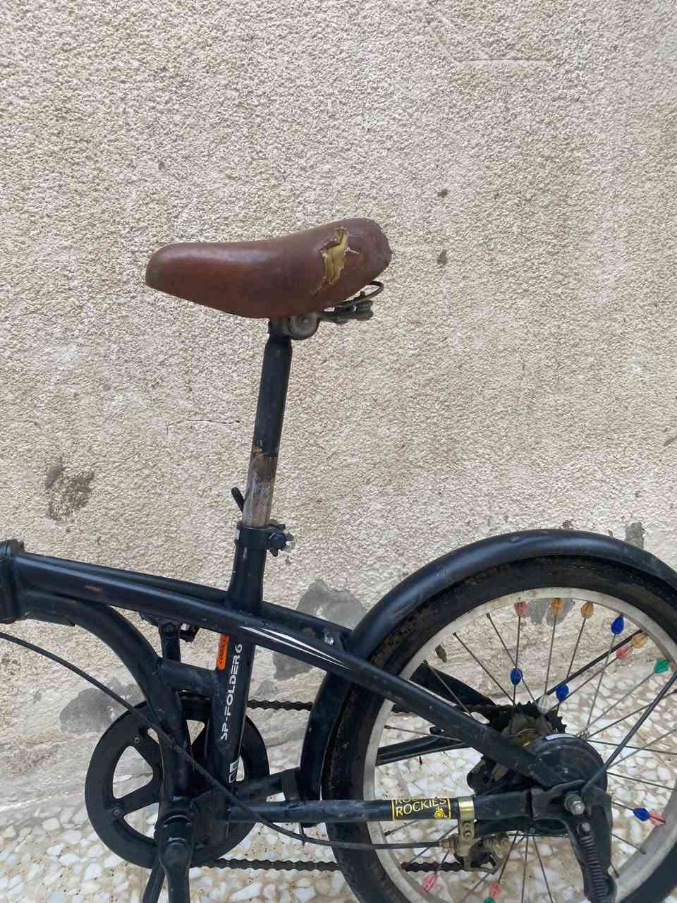 السلام عليكم بايسل للبيع ابو الطبكه بايسكل استخدام بيت نضيف مكفول كفاله عامه مابي اي صبغ كلشي شغال بريك أمامي بريك خلفي فقط الكير مايشتغل مقطوع السيم مكاني بغداد حي النصر والرشاد خلف المنتدى سعر البايسكل 80 وبي مجال بسيط للغوالي للتواصل ***********
