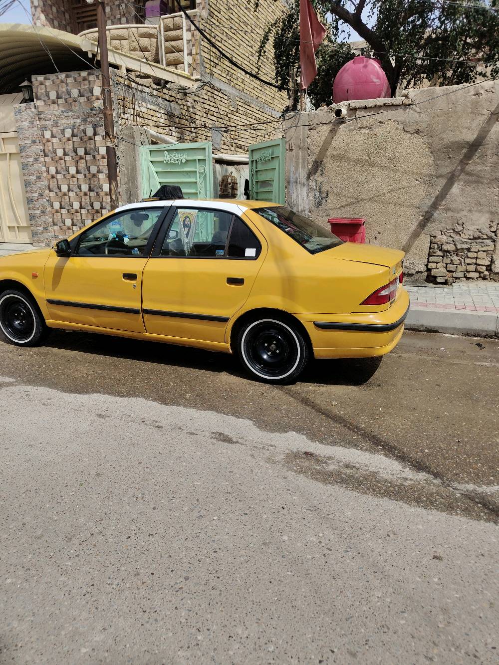 سيارة تاكسي صفراء معروضة للبيع، بحالة جيدة ومستعدة للعمل مباشرة. جسم السيارة نظيف ومصبوغ باللون الأصفر اللامع لتكون مرئية وواضحة في الشوارع.
