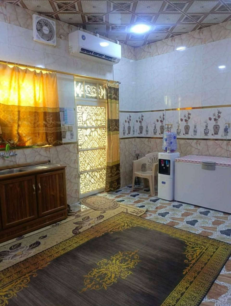 .. بيــع مستعجــل ..
السلام عليكم
من رخصت الادمن
⭕ دار سكن للبيع في الرمادي معه الاثاث 
الصوفية مقابل مطعم القصر الابيض
♻️ مساحة الدار 225 م 
♻️ ( الواجهة 15 × 15 النزال )
♻️ عرض الشارع 8 م تبليط جديد
جنس العقار طابو زراعي 
سند 25 فسفوري تحويل مباشر
نوع البناء بلوك مجوف ⚜️
يتكون من استقبال و صالة ومطبخ 
وغرفتين نوم وصحيات و كراج 
ومنور ومجموعة صحيات خارجية
السعر 125 مليون وقابل للتفاوض


**إذا كنت صاحب هذا الإعلان وتريد حذفه لأي سبب، رجاءا أرسل رسالة إلى الدعم الفني**