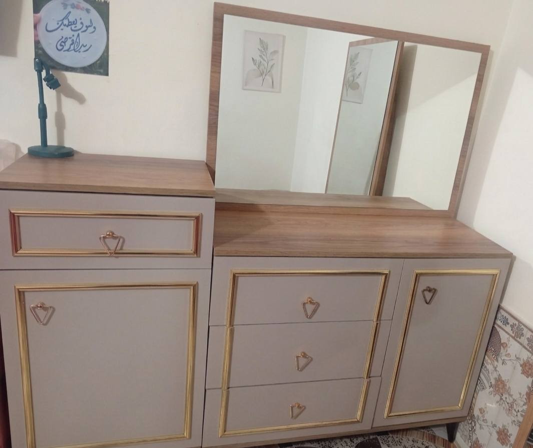 العنوان: غرفة نوم تركية مودرن (نظافة 100%) للبيع في كربلاء
​التفاصيل:
للبيع غرفة نوم تصميم تركي حديث، ألوان هادئة (بيجي ورمادي) مع لمسات ذهبية راقية. الغرفة بحالة ممتازة جداً وكأنها جديدة، وما بيها أي شخط أو نقص.
​مكونات الغرفة: كنتور (6 أبواب) مع مرايا داخلية، سرير مرتب، ميز تواليت كبير، كومدينيات عدد 2، بالإضافة إلى ميز (بوف) إضافي.
​الحالة: نظيفة جداً من الداخل والخارج، واستخدام حشمة.
​الموقع: كربلاء المقدسة.
​السعر: [ خاص ] (بيها مجال بسيط للشراي الطيب).
​للاستفسار أو المعاينة، يرجى المراسلة على الخاص


**إذا كنت صاحب هذا الإعلان وتريد حذفه لأي سبب، رجاءا أرسل رسالة إلى الدعم الفني**