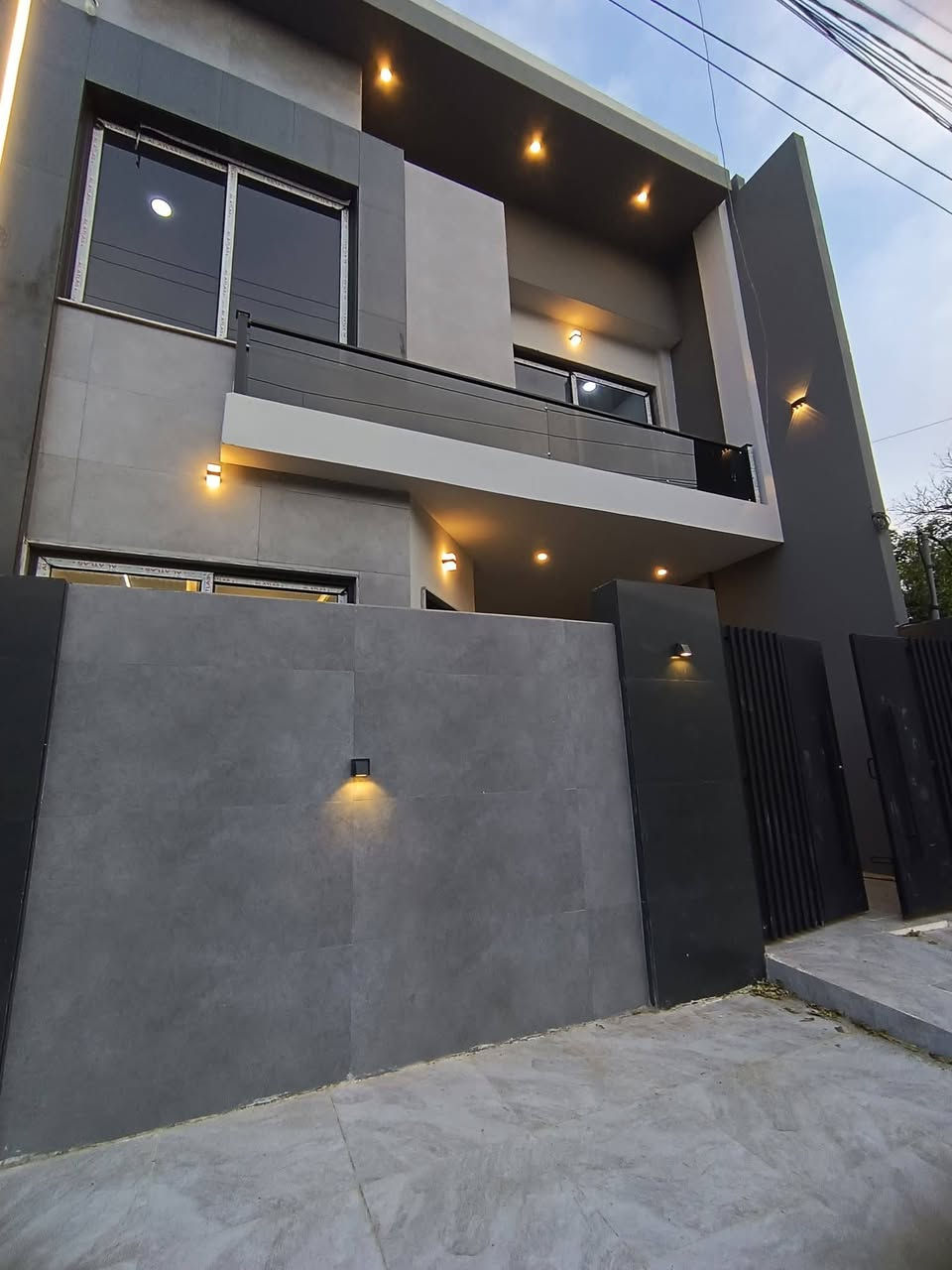 #عروض مكتب قصر الفخامة للعقارات والمقاولات
دار  للبيع للبيع 
الموقع / حي النور 
مساحة / 190 م واجهة 7.5م 
طابقين بناء حديث زيرو تسليم فوري 
ط1 غرفتين نوم وهول واستقبال ومطبخ حار وبارد وصحيات عدد 2 وكراج ونافورة داخلية 
ط2 خمس غرف نوم وهول وصحيات وبيتونه والسطح كاشي 
بناء درجه اولى / نظام سالبت ودكتات وكاميرات 
السعر  / 355 مليون 
*********** واتساب 
*********** واتساب 
عنوان المكتب حي النور سايدين دانية ماركت بعد ملعب كلاسيكو
