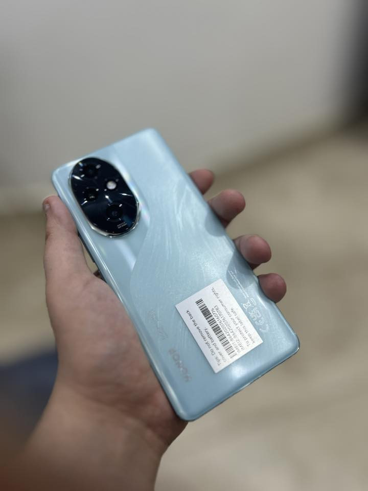 هونر 200 برو 
الشاشة: 6.78 بوصة، AMOLED، دقة 1224x2700 بكسل، تدعم تقنية Dynamic Refresh Rate. 
المعالج: Qualcomm Snapdragon 8s Gen 3 ثماني النواة. 
الذاكرة: 12 جيجابايت رام (LPDDR5X) و 512 جيجابايت تخزين داخلي (UFS 4.0). 
الكاميرات الخلفية:
رئيسية: 50 ميجابكسل (f/1.9) مع OIS. 
تقريب (Telephoto): 50 ميجابكسل (f/2.4) مع تقريب بصري 2.5x و OIS. 
فائقة الاتساع (Ultrawide): 12 ميجابكسل (f/2.2). 
الكاميرا الأمامية: 50 ميجابكسل. 
البطارية: 5200 مللي أمبير، تدعم الشحن السريع السلكي واللاسلكي. 
نظام التشغيل: Android 14 مع واجهة MagicOS 8.0. 
الاتصال: يدعم شبكات الجيل الخامس 5G، Wi-Fi 6. 
المميزات الأخرى: مقاوم للماء والغبار، مستشعر بصمة تحت الشاشة، مكبرات صوت ستيريو. 
الجهاز كارتونته ضايعة وياكيبل وشاحنة اصلية حجم 80 واط انطي وياها هو بالاصلي 100 واط اذا تحب تغيرها
للبيع بسعر 450 الف
*********** بغداد المنصور
