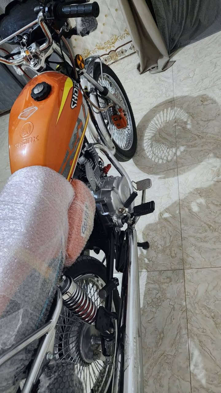سلام عليكم سونك لبيع لون مميز حلو برتقالي طالعه بل 26
دراجه نضيفه وجاهزه مجهزه كفاله عامه وراق سكنر
اكلج عمبار
نضيفه بحالته الوكاله المكان
 الدغاره صدر الدغاره
السعر 800 بيه مجال بسيط رحمه لعباس متشتري لا تكسر بحلال ناس 
 
 مبايل تصل 
***********   ة ة ة
